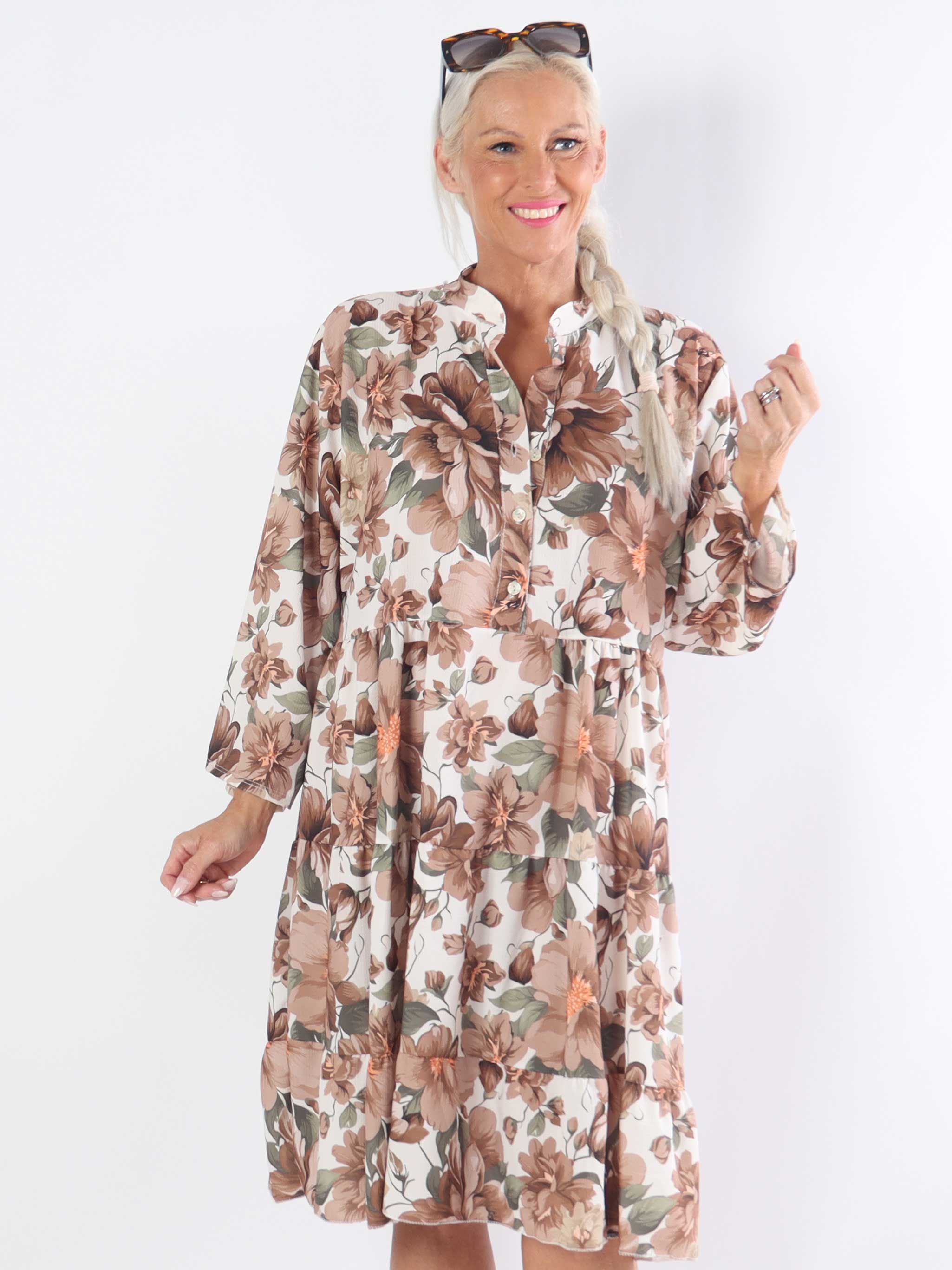 Flower Dress - Sød blomstret plus size kjole med lag på lag look